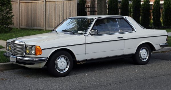 W123 e събирателен код за бизнес моделите на Mercedes от 1975 до 1986, и първият модел, разписан от Бруно Сако като главен дизайнер на марката, а не като помощник на Фридрих Гайгер. Това е най-успешният отделен модел на Mercedes за всички времена, с над 2.7 милиона продадени екземпляра. 
Още при дебюта интересът към колата е толкова голям, че на черно употребявани бройки се купуват с 5000 марки надценка над чисто новия автомобил (за който обаче се чака цяла година). Много от W123 са още живи - не само в България, но и на места като Африка, където са доказали необикновената си издръжливост. 
