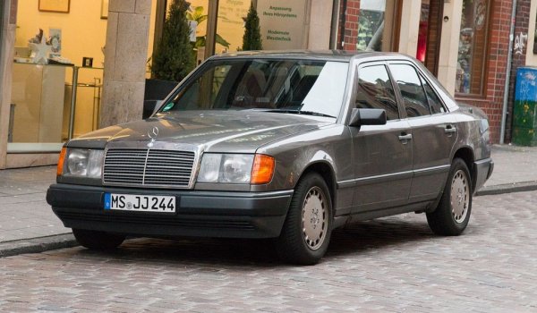 W124 бе едно от най-дълговечните поколения представителни автомобили на Mercedes, произвеждано от 1984 чак до 1997 година, в най-различни варианти - седан (W 124); комби (S 124); купе (C 124); кабриолет (A 124); удължена лимузина (V 124); а също и голо шаси в къса (F 124) и удължена версия (VF 124).
През 1993 късните варианти на този модел официално бяха преименувани на Е-Class. 
