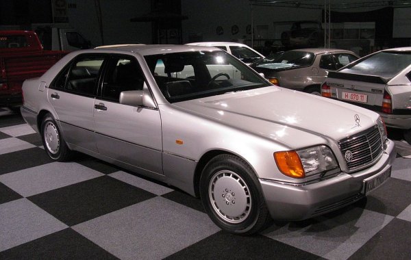 Флагманът на Mercedes от 1991 до 1998, и първият от върховите модели на компанията, официално наречен S-Class. Това е и един от най-дълго проектираните автомобили в историята на компанията: работата по него започва още през 1981, през годините са предлагани и отхвърляни четири различни концепции за дизайна, преди накрая Сако да одобри петата, на неговото протеже Оливие Буле. Произведени са общо 432,732 бройки. 

