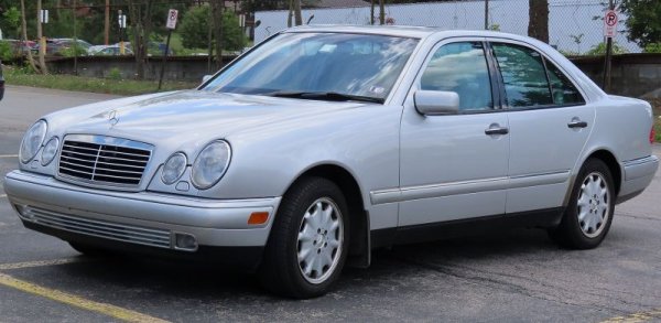 Наследникът на W124, появил се през 1995 и останал в производство до 2003. Познат като "четириочката" в България, този модел не е от най-харесваните творби на Сако - може би защото всъщност основната работа по него е на един млад дизайнер на име Стив Матин, а Сако прави довършителните щрихи и избира окончателния вариант. Това е първият модел на Mercedes с ксенонови светлини. 
