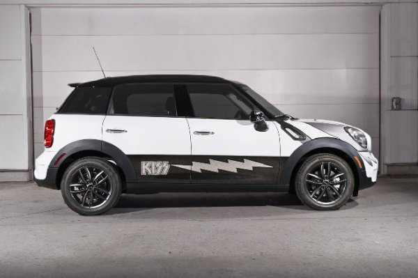 Четири Mini Countryman изрисувани в стила KISS. Създадени са с благотворителна цел за децата на Япония, пострадали от земетресението и последвалото опустошително цунами.