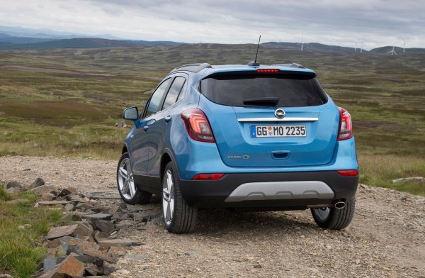 Основните двигатели на Mokka I са бензинови 1,4 и 1,6 с турбо и 1,6-литров дизел, като те се комбинират с механична или автоматична скоростна кутия. Задвижването може да бъде както само предно, така и към четирите колела. Нито една от версиите не е на първите места по надеждност в различните класации, но пък не е и на последните, така че не би трябвало да има притеснения от такава гледна точка.

Болежките на основните агрегати и системи първата Mokka се появяват на около 150 000 км. Преди това са възможни течове, както откази на термостати и на някои сензори. Като цяло колата е здрава, добре подготвена е за работа в студено време и е богато оборудвана. Препоръчва се обаче да се избягнат екземпляри на 6-8 години, които са карани предимно в града.