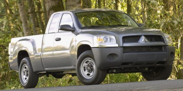 По времето, когато Mitsubishi все още имаше връзка с Chrysler, японският производител реши да предложи пикап на пазара в САЩ. Компанията реши, че няма нужда да харчи пари за разработката на нов модел и се обърна към Dodge, откъдето получи няколко бройки от модела Daкota. На тях им бяха сложени емблеми Mitsubishi и те се появиха на пазара.