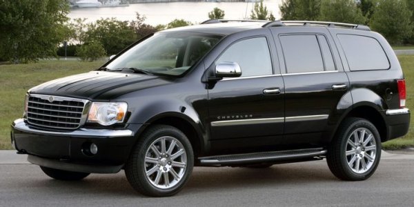 В началото на века луксозните кросоувъри ставаха все по-популярни и в Chrysler решиха да се възползват от това. За по-лесно обаче беше взет успешният Dodge Durango, който беше леко преработен, за да се превърне в Chrysler Aspen.