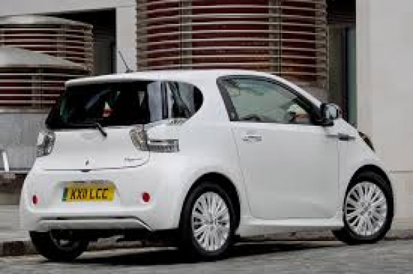 Той е базиран почти изцяло Toyota iQ - малък градски автомобил, който трябва да се конкурира със Smart Fortwo. След това Aston Martin му постави емблеми, надписи, допълнителни отвори, ново осветление и скъп кожен салон, за да се получи много скъпия и никому ненужен Cygnet, който се оказа един от най-големи провали в историята на автомобилната индустрия.
