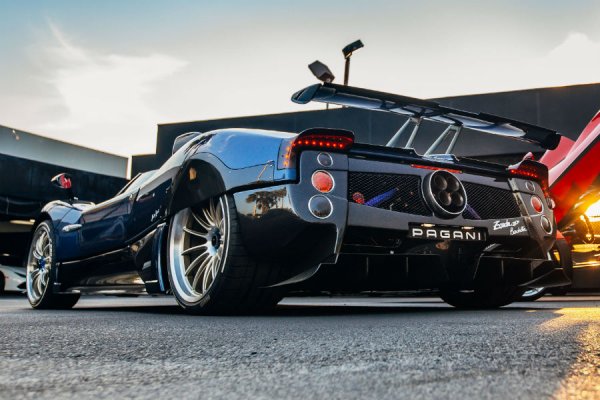 Двигателите за Pagani идват от AMG, като Хорацио е избрал подразделението на Mercedes по съвет на легендата Хуан Мануел Фанджо. Официално Zonda вече не се произвежда, но ако се намери клиент, който иска да си поръча този модел, компанията винаги може да направи изключение.
