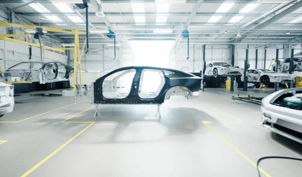 Volvo обяви намерението си да спре да поддържа марката Polestar. Шведският автомобилен производител потвърди, че финансирането на електрическия проект, който беше отделен в независима компания прди 7 години, е прекратена, а 48-процентният дял на Volvo в компанията ще отиде в концерна-майка Geely. Последният ще развива електрическата марка, базирайки се на собствените си планове и стратегия.

Решението на шефовете на Volvo е свързано с промени в пазарните настроения. Глобалното търсене на електрически автомобили се забавя, а Polestar, преформатиран от спортно подразделение в пълноправен производител, все още не се справя добре. Ангажирана в съперничество с Tesla, но никога не излизаща на рентабилност, марката е изправена през съкращения на разходи и персонал. Планът за продажби не беше изпълнен, като на клиентите бяха доставени 54 000 електромобила вместо планираните 60 000-80 000. А пуснатите на борсата акции на Polestar загубиха 85% от стойността си спрямо 2022 г. 
