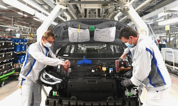 За разлика от Volvo, ръководството на германския гигант Volkswagen многократно е отбелязвало, че масовият преход към електрически превозни средства е бил прибързан. В края на януари финансовият директор на Porsche - Луц Мешке, предположи, че Европа ще отложи шумно обявената забрана на двигателите с вътрешно горене от 2035 г. за по-късна дата.
 
В сегашната ситуация има достатъчно поводи за подобни коментари. Интересът към електрическите автомобили в страните от ЕС намалява както заради високите цени, така и заради липсата на широка мрежа от надеждни зарядни станции. Друга причина за това е намаляването на субсидиите за купувачите, което удря особено силно масовите модели.
