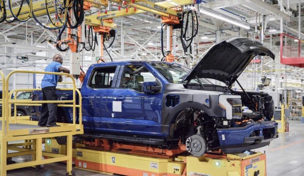 Американските производители също отбелязват спад в потребителския интерес към електрически автомобили. И ситуацията на местния пазар се подкопава активно от дилъри, които смятат, че усилията за електрифициране на автомобилния парк са отишли ​​твърде далеч и продажбата на модели, захранвани от батерии, не е лесна. Отчасти защото необходимата инфраструктура не функционира напълно.

В януарската статистика за продажбите на Ford електрическите автомобили не показват ръст, докато хибридите, оборудвани с двигатели с вътрешно горене, напротив, се изстреляха нагоре, добавяйки 4,3% спрямо януари 2023 г. Това се отрази на производствените обеми на електрическите пикапи F-150 Lightning - производственият план на модела за 2024 г. беше намален наполовина, а част от наетия персонал беше пренасочен към сглобяването на бензинови Ranger и Bronco. При тези два модела обаче нещата също не се получават, като през януари продажбите на Bronco спаднаха с 27%, а на Ranger - с 89%!
