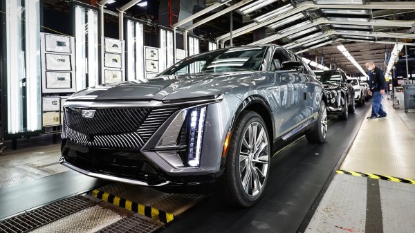 General Motors се намира в подобро положение заради ситуацията на пазара. Слабо представящите се електрически автомобили в гамата ще бъдат допълнени от хибридни автомобили, които GM планираше да спре, когато завърши проекта Volt през 2019 г. Завръщането на хибридите беше обявено от ръководителя на компанията Мери Бара в края на януари. Според нея производствената гама за северноамериканския пазар ще включва няколко електрифицирани нови продукта с двигатели с вътрешно горене и възможност за външно зареждане.

Американските търговци не са ентусиазирани от електрическите автомобили, налагани им отгоре. Причината е, че печалбата на дилърските центрове до голяма степен зависи от поддръжката на автомобила, като при електрическите автомобили не се изискват процедури като смяна на масло и на други технически течности. В резултат на това изчезва необходимостта от посредник между автомобилния производител и клиента. 
