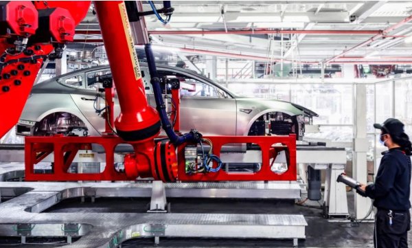 Една от най-големите компания за отдаване на коли под наем - Hertz Global Holdings, обяви,  че ще премахне около 20 000 електрически коли, в това число и модели на Tesla, от автопарка с в САЩ. Планираната по-рано покупка на автомобили Polestar също е отложена във времето. Изтеглените електромобили ще бъдат продадени и своевременно заменени с модели с двигатели с вътрешно горене, които изискват по-малко разходи, най-вече за ремонт.

Мащабната подмяна включва модели, придобити от компанията само преди две години. И преди такова радикално решение изглеждаше, че акумулаторният парк на Hertz само ще расте. По този начин, като част от голяма сделка със същата Polestar, беше планирано закупуването на около 65 000 електрически коли за пет години. 
