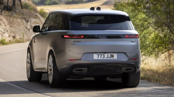 Jaguar Land Rover също ще забави въвеждането на електрически превозни средства с батерии през следващите години и ще се стреми да въведе повече plug-in хибриди поради променящите се потребителски настроения.

През 2021 г. автомобилният производител разкри, че ще пусне шест изцяло електрически Land Rover и два електрически Jaguar до 2026 г. Въпреки това, само преди дни главният изпълнителен директор на Jaguar Land Rover - Адриан Мардел, каза, че броят на предвидените за пускане електрически Land Rover е намален до четири. Първият от тях ще бъде Range Rover Electric, който ще се появи по-късно тази година. Скоро след пускането му на пазара ще излезе и електрически Range Rover Sport.
