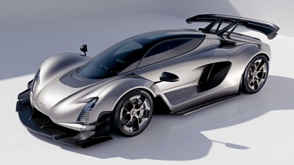 Американският Czinger 21C е друг хибриден хиперавтомобил, който развива 1368 к.с. и има тегло от 1240 кг. Съотношението мощност/тегло е 0,90 кг/к.с.

Czinger C21 може да се похвали с максимална скорост от 452 км/ч в конфигурация с ниско съпротивление и ускорение от 0 до 100 км/ч за 1,9 секунди. Под елегантната каросерия е монтиран в средата 2,9-литров туин-турбо V8 двигател, съчетан с два електрически мотора на предните колела. Скоростната кутия е 7-степенна секвенциална трансмисия с много съединители.
