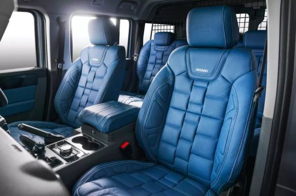 На ръба на покрива е предвиден спойлер. Покривът пък е боядисан в черно. 20-инчовите ковани джанти са обути с гуми с външен диаметър 35 инча. Демонстрационният модел се похвали с тапицерия от "вулканично синя" кожа в интериора.

Оригиналната кройка на седалките е наречена "3D Modular". Кожа напа е използвана за тапицерия на седалките, предния подлакътник, панелите на вратите, дръжките пред пътника до водача, ръчната спирачка и скоростния лост. Вместо заводските Recaro се предлагат предни седалки с по-високи облегалки от същата фирма.
