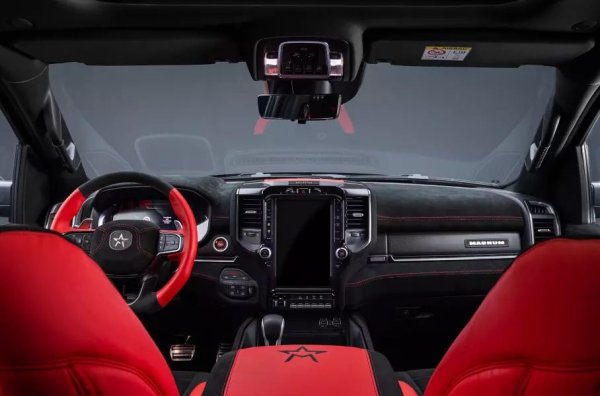 Логото на студиото е поставено върху хромирана табела, а числото 700 е бродирано върху седалките. Освен това е осигурена първокласна акустика Harman Kardon с 19 високоговорителя и мултимедийна система с 12-инчов сензорен екран.

Допълнителните функции включват панорамен покрив, дистанционно управление на задния борд, адаптивно LED осветление и др. Стандартният 6,2-литров двигател HEMI V8 с компресор произвежда 712 к.с. и въртящ момент от 650 Нм, съчетан с осемстепенна автоматична скоростна кутия и задвижване на четирите колела.
