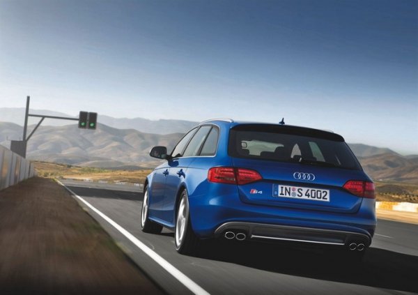 Оборудвани са със седем степенна,  S tronic скоростна кутия и спортен диференциал