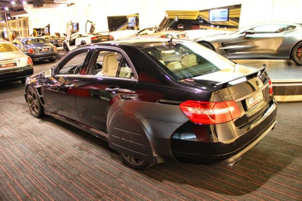 Този атрактивен звяр е оборудван с 6,3-литров V12 с максимална мощност 880 к.с. и въртящ момент от 1420 Нм. С него машината ускорява от 0 до 100 км/ч за 3,7 секунди и "вдига" 350 км/ч. При това, с електронен ограничител.