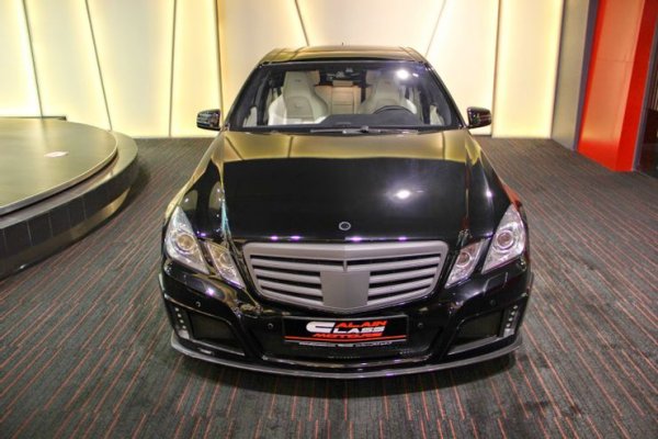 Ако през 2009 година сте се оглеждали за нестандартно и зловещо изглеждаща Е-класа, която да постига мощност от над 800 конски сили, сте можели да решите проблема си с 875 000 долара за Brabus Black Baron.