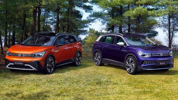 Volkswagen продължава със сериозната електрическа офанзива в Китай. Новият ID.6 се присъединява към кросоувъра ID.4, с който споделя платформата МЕВ, механиката и солидна част от визията си. Новото предложение, обаче, е по-дълго, като с дължината си от 4,8 метра позволява добавянето на трети ред седалки. Все още не е ясно дали и кога след китайския дебют новият модел ще се появи в Европа.