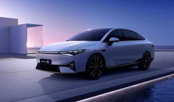 Xpeng продължава с офанзивата си за лансиране на седани с нулеви емисии с новия Р5. Машината, която разполага с площ от 4,8 кв. м, е позиционирана една идея под флагмана Р7, с който китайците опитват да отнемат дял от Tesla Model S . Xpeng P5 е оборудван с най-новите технологии на марката, сред които нова операционна система и технология за автономно шофиране XPilot 3.5.