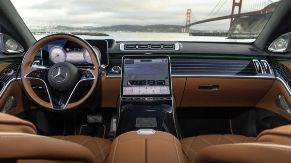 Mercedes са известни със своя съраунд звук от висок клас в много марки и модели, често включващи марката Burmester и нейното отличително лого върху решетките. В тестове през годините S-класата предлага аудио, което те пренася другаде и звучи вярно на оригиналния изпълнител, чак до соло китарните в песните на Брус Спрингстийн. Басът не е смазващ или преобладаващ, а отчетлив и приятен.

Mercedes-Maybach S 680 е един от най-добрите примери за това как звуковият дизайн в превозно средство може да накара музиката да оживее. В новия модел за 2026 г. има 30 високоговорителя от Burmester. За да подобри звука, S 680 дори възпроизвежда тон с ниско ниво, за да противодейства на всякакъв шум от пътя. 
