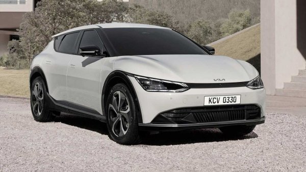 Почти сме сигурни, че ако замаскираме изцяло новото лого на Kia върху колата, трудно бихте могли да познаете на кой производител е дело електромобилът. EV6 ще служи за вдъхновение на бъдещите електрически коли на корейците, които ще бъдат естетически доста различни от машините с конвенционални двигатели и ще имат доста авангарден дизайн.

Между другото, новият Kia Sportage, който е близък родственик с Hyundai Tucson, също обещава да представи нова ера по отношение на визията. Ще видим дали е така след дебюта му, който ще е доста скоро…