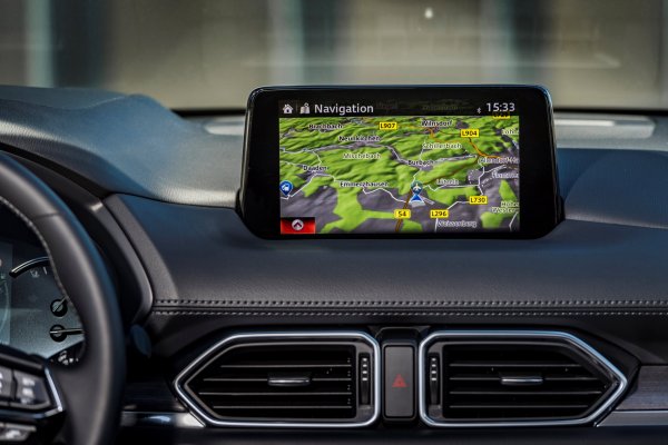 Системата на Mazda може да не е толкова натъпкана с функции като тези на BMW и Audi, но пък е може би най-лесната за научаване и ползване на пазара. 

Също като премиум системите, тази на Мазда може да се управлява чрез тъчскрийн или с помощта на ротационен контролер плюс бутони за бърз достъп, разположени около него. Леко постните графики на менютата и понякога нестабилната Bluetooth връзка са единствените слаби места на мултимедийната система на Mazda.