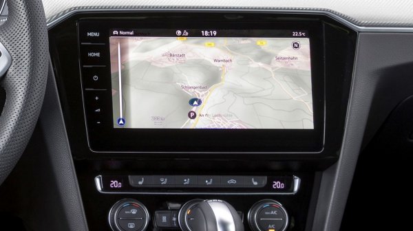 Мултимедийната система на VW се слага и в други марки на концерна като Skoda и Seat, но в като че ли да се запази някаква йерархия получава най-високата резолюция на картината. Освен че е приятна за гледане, системата на VW е изключително лесна за ползване, стига да нямате проблем да управлявате голяма част от функциите през сензорния екран. 

Да, усилването и намаляването на звука е малко пипкава работа, понеже няма врътка както в предишни генерации на системата, но стига да имате мултифункционален волан, това не е съществен проблем.