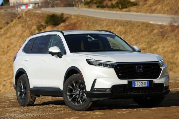 Honda CR-V също следва стила на предишните поколения, макар че през 2023 се развива по по-суров и динамичен начин. Предната част е подредена и линейна - голямата трапецовидна решетка с пчелна пита и лъскаво черно покритие се свързва почти безпроблемно с тънките, наклонени фарове, които подчертават решителен характер.

Задната част също е доста елегантна и динамична - в съответствие с особено ъгловатите и очертани светлинни клъстери, тънкото ребро, което идва от предните калници, се събира и минава по цялата страна, докато не се съедини с тях в задното огледало.

