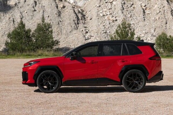 В същото време Toyota заковава 4600 мм, което я прави по-компактна и теоретично по-маневрена при градски маневри. Въпреки това, растежът на Honda не се отразява ясно в междуосието: това на CR-V е 2700 мм, само с един сантиметър повече от това на RАV4.

Почти идентичен е обемът на багажника, като RAV4 предлага просторен 580-литров отсек. 
