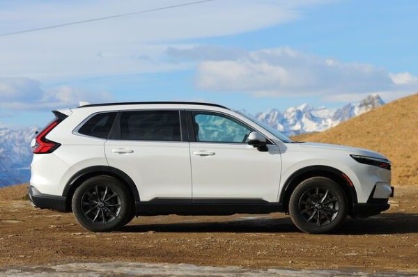 Тук разлика се усеща най-вече при Honda. CR-V е нараснал значително до 4710 мм дължина (със 110 мм повече от преди), което е направено умишлено, за да освободи място за по-малкия си брат ZR-V. 

