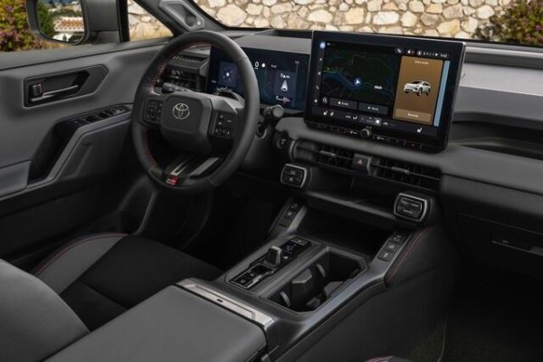 И тук стилистичният подход разделя двата проекта. Таблото на Toyota RAV4 има опростено и модерно оформление: изработено е от твърди пластмаси с доста икономичен вид, компенсиран от широка лента плат, която е приятна на допир. То интегрира два дисплея: 12.3-инчово дигитално табло, и 12.9-инчов тъчскрийн на системата за инфотейнмънт.

По-малко практичен обаче е изборът да се преместят много функции на двузоновия климатик към монитора (само контролите за температура и размразяване остават физически), докато четирите големи бутона под централните вентилационни отвори се използват изключително за избор на режими на шофиране.
