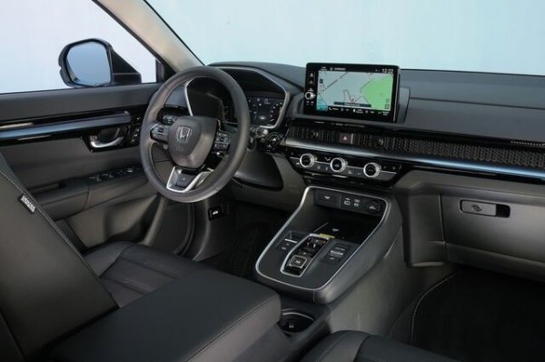 Пътническото отделение на Honda CR-V изглежда малко по-изискано, като използва меки пластмасови материали в горната част на таблото и панелите на вратите. Основните контроли са бързи за забелязване, а най-важните функции като климатик и сила на звука запазват практични физически бутони.