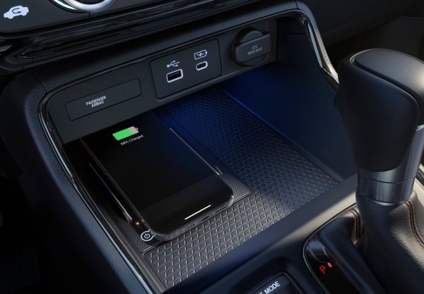 Honda CR-V се предлагав два електрифицирани варианта: пълен хибрид и презареждаем хибрид. И двете използват една и съща техническа схема, базирана на четирицилиндров бензинов двигател с обем 2,0 литра. Той работи по цикъла на Аткинсън като генератор и действа директно върху тягата само при средни и постоянни скорости, като е съчетан с електрически мотор, предназначен за задвижването на автомобила, който осигурява 184 к.с. и 335 Нм.

Пълната хибридна версия е единствената CR-V, която може да се комбинира със задвижване на всички колела - традиционна система с трансмисионен вал, който автоматично се изключва, когато 4x4 не е необходимо, за да ограничи разхода.

Единственото предно задвижване, от друга страна, е плъг-ин хибридът и той има мощност от 184 к.с. (само от електрическия мотор), но осигурява 100 км автономност с нулева емисии благодарение на акумулатор от 17.7 kWh.
