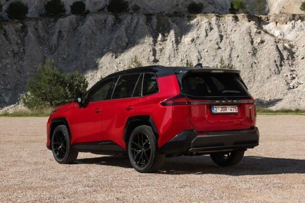 SUV-ът на Toyota е по-евтин, като започва от 42 490 евро за варианта с предно задвижване и 182 к.с. Версията със AWD вече струва 45 990 евро. Вариантът с PHEV и предно предаване се предлага за поне 48 490 евро, а този с AWD се оценява от японския производител на 52 490 евро.