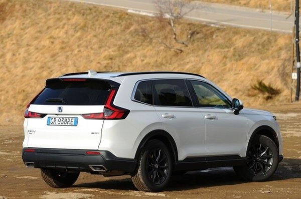 Моделът на Honda е по-скъп, като това се обяснява със задвижващите системи. Версията с 4WD стартира от 52 990 евро за по-ниското ниво на оборудване и скача до 57 990 евро за по-високата. Вариантът с PHEV струва минимум 60 990 евро.