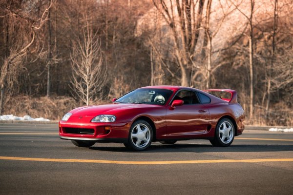 Четвъртото поколение на Toyota Supra става все по-популярно през последните години. Известна със своя здрав 2JZ двигател и културна икона благодарение на филми като „Бързи и яростни“, Supra (A80) продължава да бъде обичан модел сред феновете на спортните автомобили.
