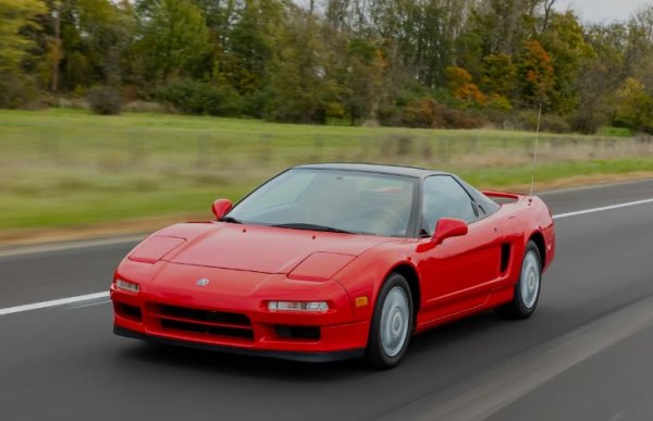 Оригиналната Acura NSX е забележителна както с революционния си дизайн, така и с впечатляващата си производителност. Благодарение на изчистените си линии, средно разположения двигател и надеждността на Honda, NSX привлече значително внимание от колекционерите.
