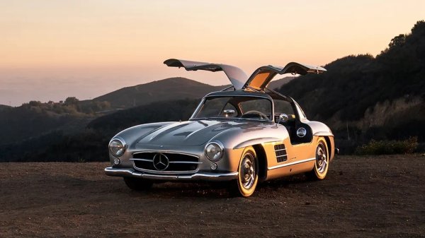 Като върха на инженеринга и дизайна за своята ера, 300SL Gullwing поскъпва непрекъснано. Неговите емблематични врати на Gullwing и впечатляващо поведение го правят все по-привлекателен на пазара на класически автомобили.
