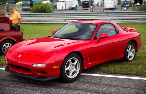 Третото поколение на Mazda RX-7, известна със своите елегантни линии и уникален роторен двигател, започва да се радва на все по-голям интерес, което води и до повишаване на цената. Рядкостта на този кола, съчетани с производителност и статус на един от последните спортни автомобили с роторен двигатели я превръщат в потенциална бъдеща класика.
