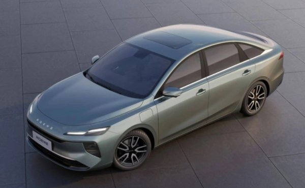 Китайският електрически седан Roewe D6 от своя страна постави рекорд за най-нисък разход на енергия. Той се движи по високопланинския проход Цинхай-Тибет (през проход с дължина 5231 метра в планината Кунлун), попадна в снежна буря и продължи пътя си при температури до -12&deg;C. Разходът на енергия е само 9,125 kWh на 100 км.