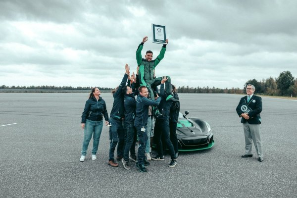Тестовият пилот на Rimac - Горан Дрндакq постави световен рекорд на Гинес, като ускори електрическата Nevera на заден ход до 275,74 км/ч. Това постижение е възможно благодарение на конструктивните характеристики на модела. За разлика от повечето автомобили, Rimac Nevera няма ограничител на предавателното число на заден ход &ndash; потенциалът за скорост е ограничен само от аеродинамичните характеристики и баланса на шасито.