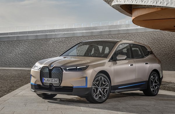 2021 e годината на голямата електрическа офанзива на BMW. Баварците бяха сред пионерите в тази област, но предишният изпълнителен директор Харалд Крюгер забави инвестициите. На пазара вече е BMW iX3, скоро към него ще се присъединят i4 и флагманът iX. BMW i3, което изнесе на плещите си електрическите продажби в последната петилетка, ще се пенсионира. 
