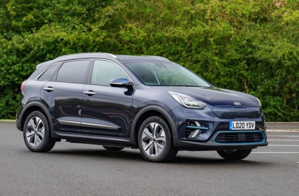 Корейският концерн дръпна много с електрическите версии на Hyundai Kona и Kia Niro, но в края на миналата и началото на тази година забави малко продажбите заради пренудителна сервизна акция след инциденти с батериите.
