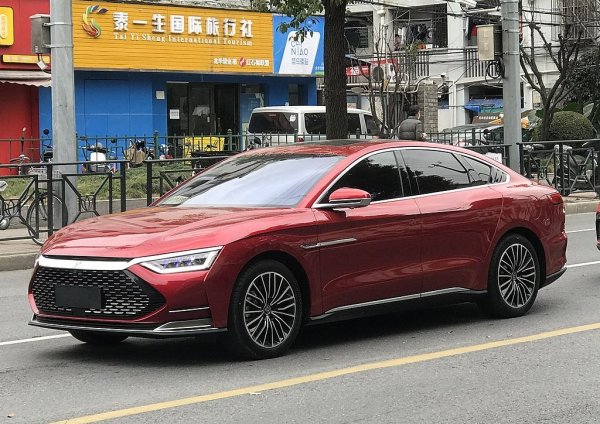 Компания от Сиан, привлякла финансиране от самия Уорън Бъфет и произвеждаща всичко от малки градски коли до електрически автобуси и от велосипеди до електрокари. В момента гамата й от електромобили надхвърля 15 модела. На снимката е BYD Han. 
