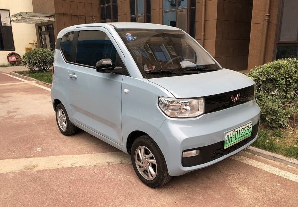 Китайската компания, базирана в Лиуджоу, се утвърди с продажбата на евтини миниванове, а в последните години се пренасочи към електрическото задвижване. Нейният Wuling Hongguang Mini в момента е най-продаваният електромобил в Китай, изпреварвайки Tesla Model 3. 
