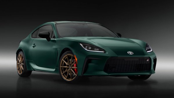 GR86 е просто купе с две врати и четири места, а отвън е стилно, с подходящи размери на спортен автомобил. Има малки багажник и задни седалки. Неговият четирицилиндров двигател произвежда само 228 конски сили (много по-малко от горещите хечбекове като Civic Type R и/или спортни седани като WRX). Разходът на гориво също е среден –  малко под 10 литра на 100 км. И така, какво го прави толкова специален? 