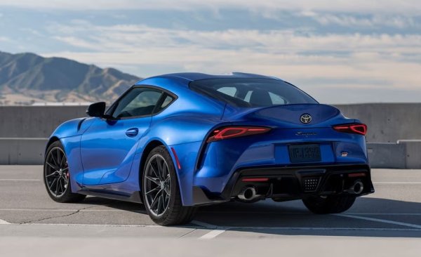 Supra (с техническо име GR Supra) споделя своя шестцилиндров двигател с турбокомпресор с BMW Z4, така че „пуританите“ може да поставят под съмнение неговата идентичност като автентичен спортен автомобил на Toyota. Но впечатляващата динамика на шофиране и чистата мощност са неоспорими. Подобно на GR86, GR Supra предлага рядката в днешно време комбинация от задвижване на задните колела и ръчна трансмисия, увеличавайки ролята на водача. Supra предлага значително повече мощност от GR86, което му дава впечатляващо бързо време от нула до стотака за около 4 секунди. Ако не друго, уникалният стил на Supra ще я превърне в бъдеща класика, с нейния дълъг нос, изпъкнали арки на задните колела и елегантен профил.
