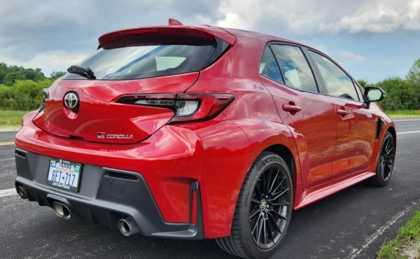 Повече от просто мощен хотхеч, GR Corolla се предлага стандартно с всякакви екстериорни блясъци под формата на уникални панели на каросерията и спойлери, ауспух с три накрайника и уникална предна част. Той също така идва изключително с шестстепенна механична трансмисия, стандартно задвижване на всички колела. Също с всички видове високопроизводителни функции като диференциал с ограничено приплъзване, пружини за понижаване на производителността и ковани леки BBS колела. GR Corolla наистина е специално създадена машина.