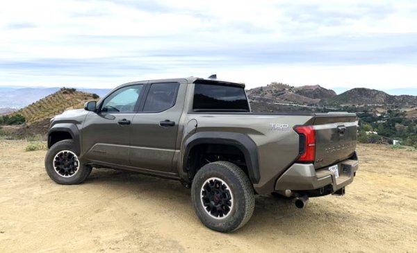 Както вероятно бихте очаквали, най-новата Tacoma също така получава всички видове впечатляващо офроуд оборудване в множество версии като TRD Off-Road, TRD Pro и TRD Trailhunter. Екстри като предпазни плочи, разнообразие от налични настройки на окачването и гуми за всякакъв терен са включени в списъка с опции. Има и иновативни щрихи като "IsoDynamic" седалки, които използват амортисьор като част от конструкцията за омекотяване при неравности.